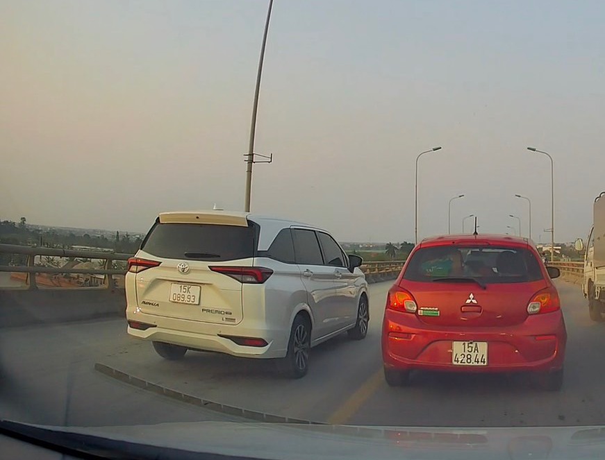 Công an huyện An Lão: Phạt và tước giấy phép lái xe vượt xe khác trong trường hợp không được vượt